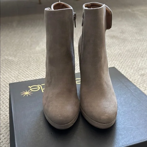 Lauren Conrad Booties - Taupe Suede Ankle Boots - Size 7 - Picture 5 of 9